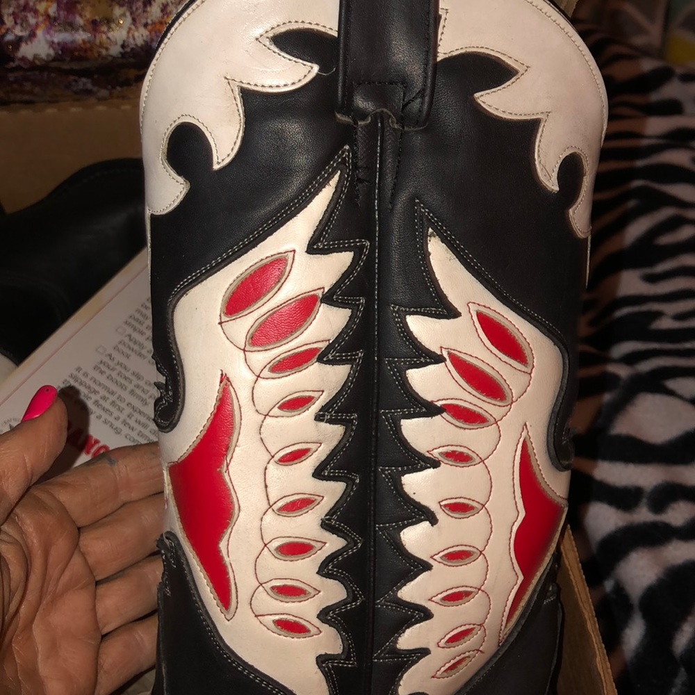 Boots. - Picture 3 of 8